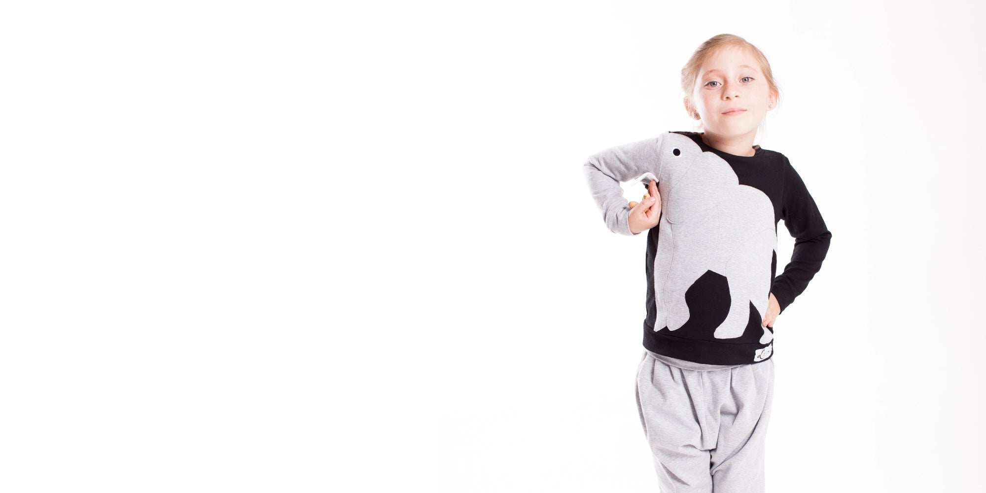Kind mit Luanimals Pullover Elefant Eli Geschenkidee für Kinder und Tierfans