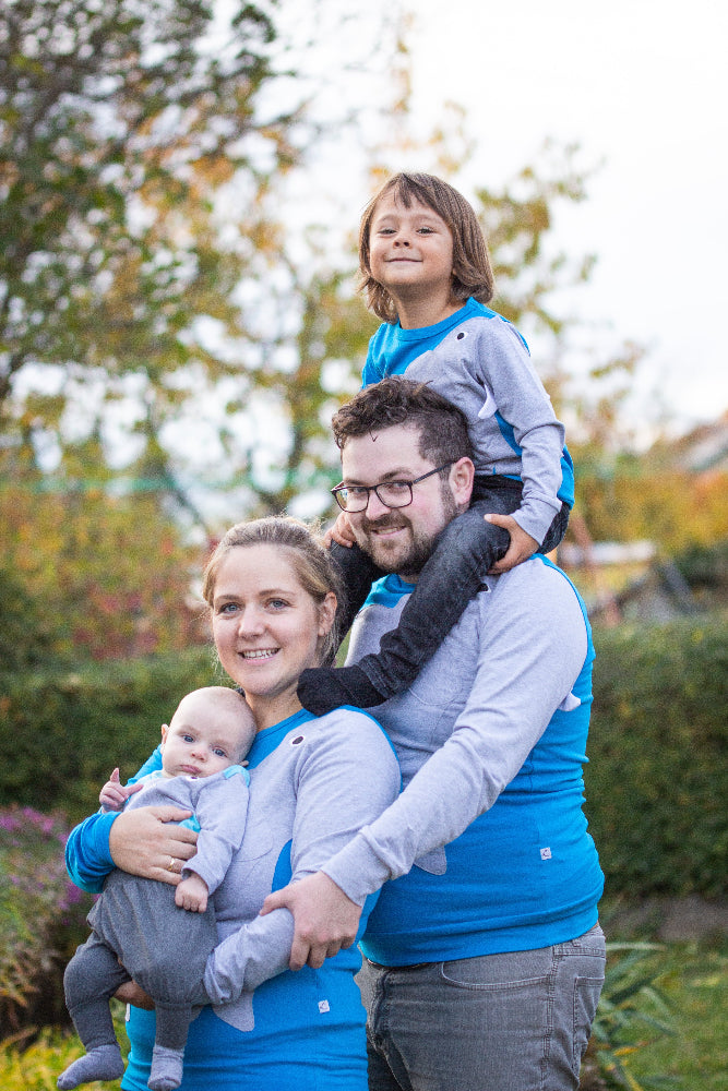 Eine Familie mit Pullovern und Babybodys mit Tiermotiv Eleant Eli in blau von Luanimals