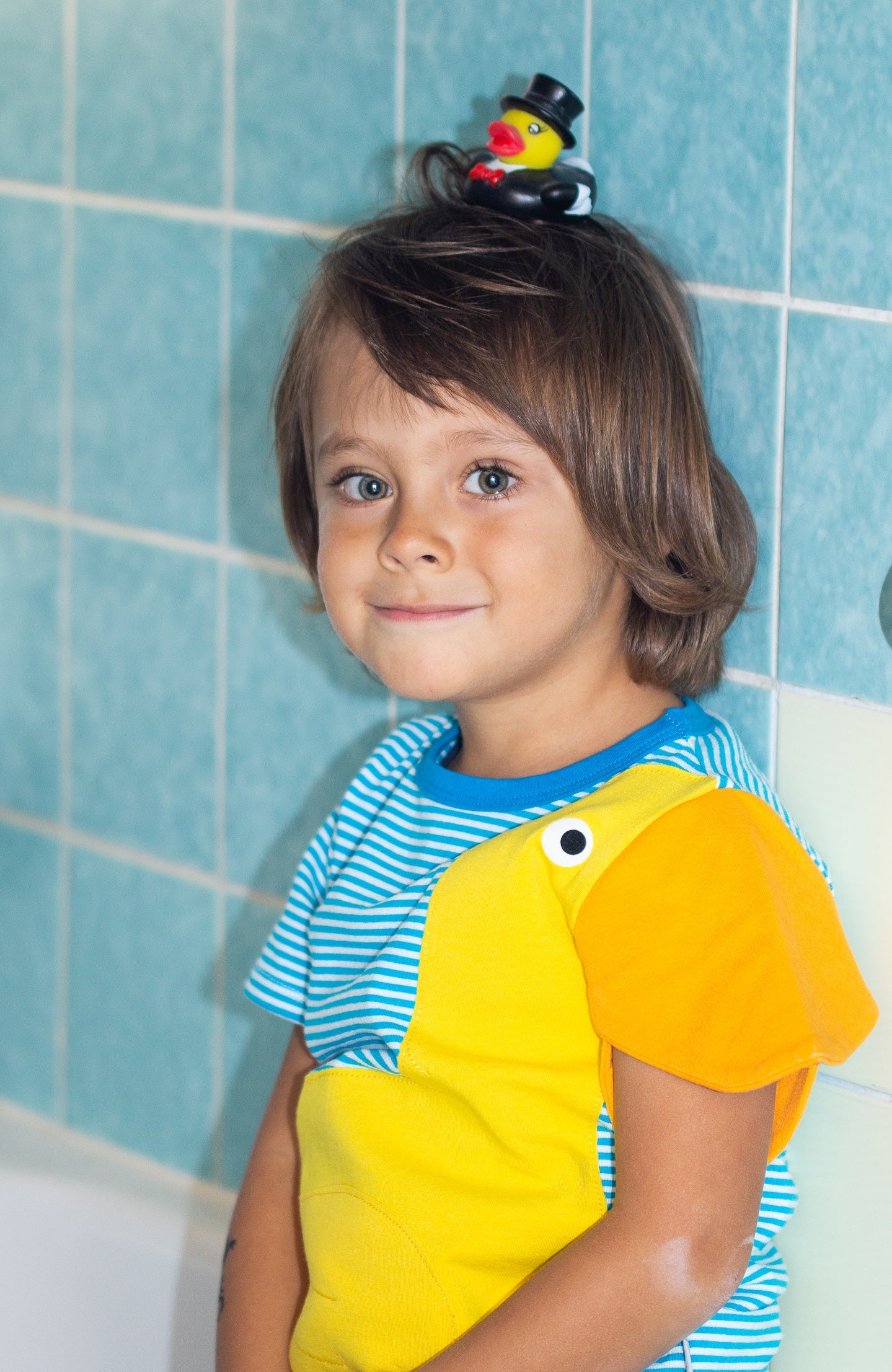 Kind mit Luanimals T-Shirt Ente Emma in blau weiss gestreift