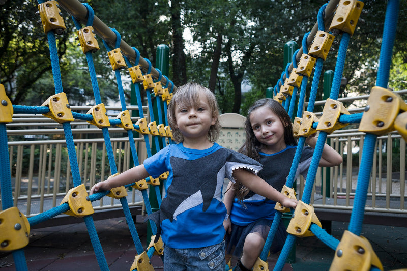 Kinder mit T-Shirt mit Tiermotiv Hai Henry in blau von Luanimals