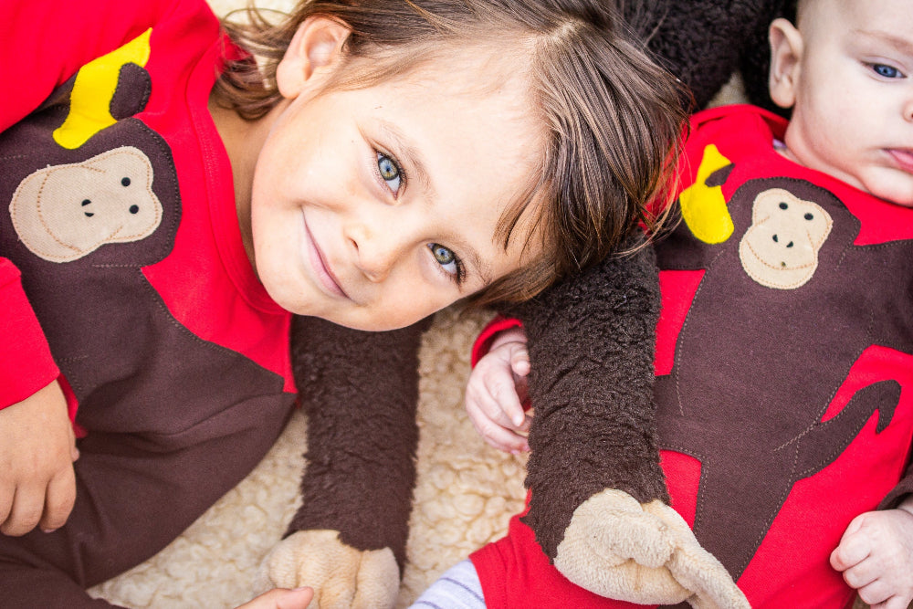 Kinderpullover und Baby Body mit Motiv Affe Andy in rot von Luanimals