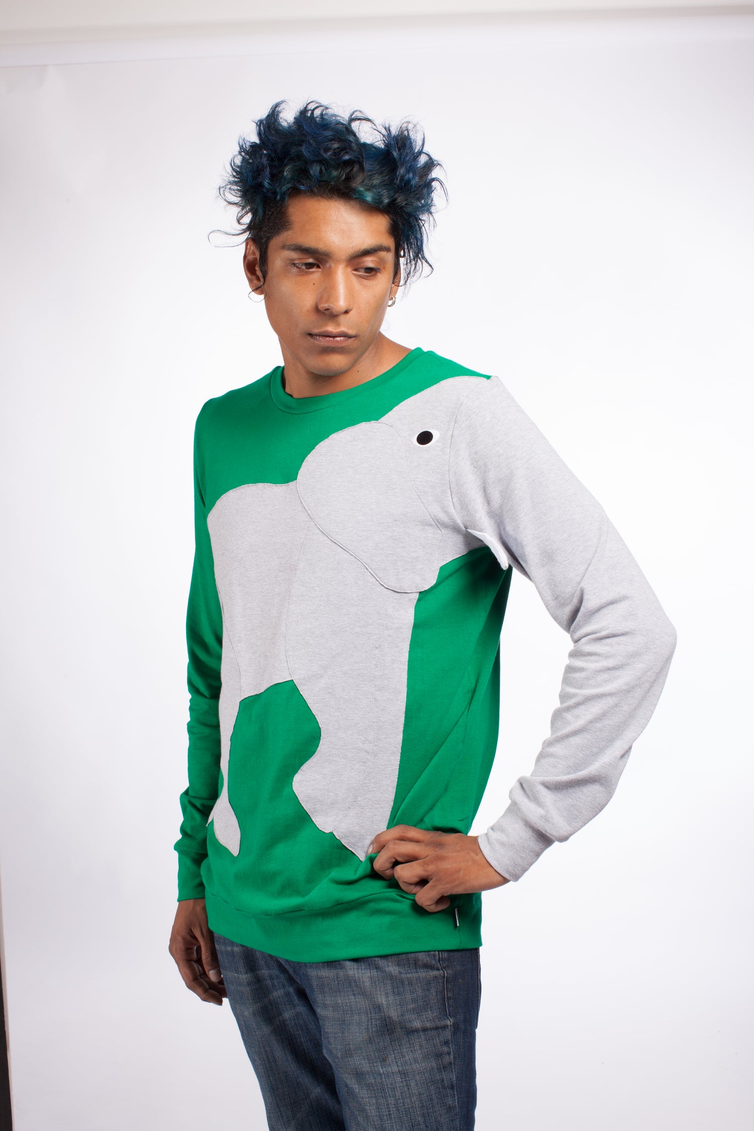 Model mit grünem Elefanten Pullover