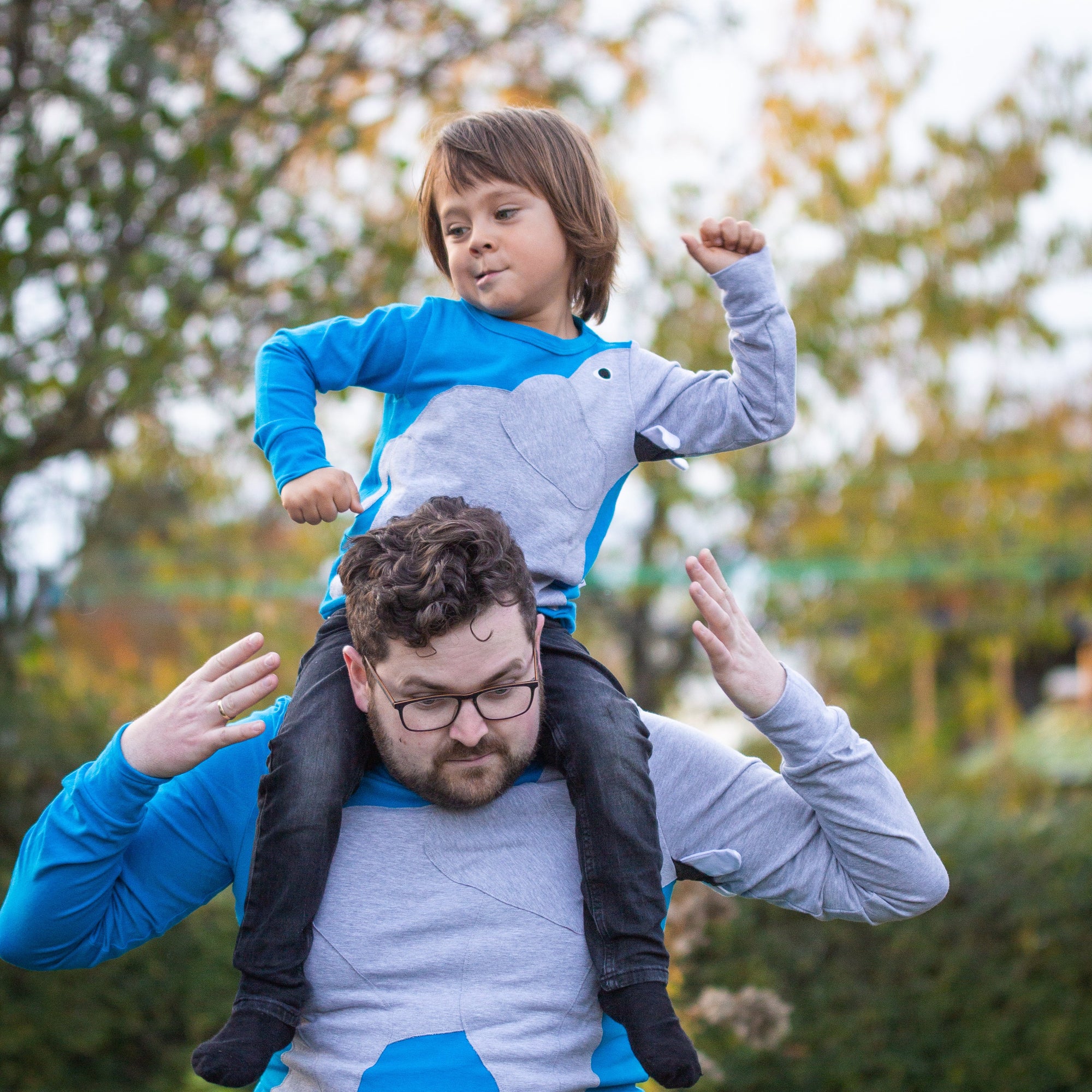 Kind und Erwachsener spielen mit Luanimals Elefanten-Pullover in blau