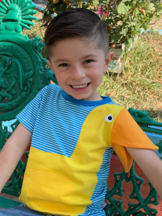 Kind mit einem Tshirt mit Tiermotiv Ente Emma in blau weiß gestreift mit gelb von Luanimals 